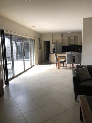 Executive 3br Townhouse 50m To Dean Street Albury